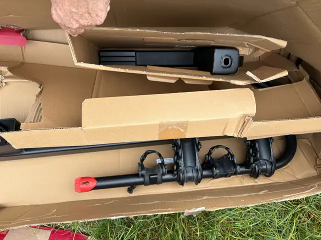 Yakima 4-Bike Hitch Mount Carrier, Tilting Bike Rack in Other in St. Catharines - Image 6