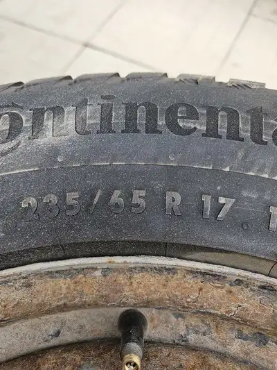 Pneu d'hiver 235/65/17 En très bon état