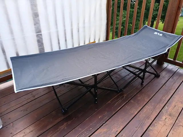 Lit de camp pliant in Fishing, Camping & Outdoors in Québec City - Image 2