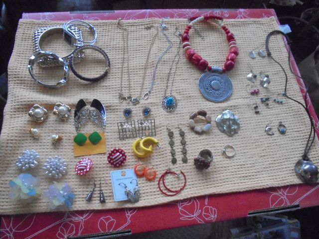 Vintage costume jewelry & 925 silver jewelry Excellent condition in Jewellery & Watches in City of Toronto