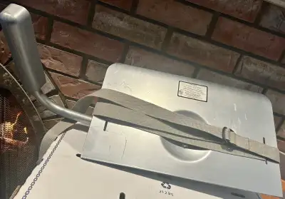 Selling a Vantage Point PTW20/HVW20 TV bracket designed to mount televisions up to 60 lbs. This brac...