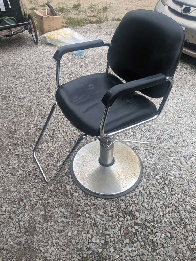 2 Hair salon chair  in Chairs & Recliners in Owen Sound - Image 2