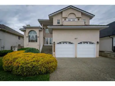 House for rent in Kamloops North Shore. 6-bedroom plus den house with 6 bathrooms. Updated and clean...