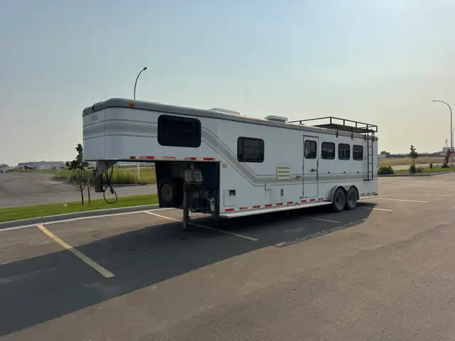 4 Horse Living Quarters Trailer. Warmblood Height