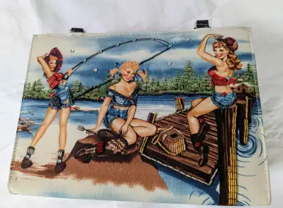 Pin up girls - Cow girl hand, new 29 cm wide, 22 cm high, 13 cm deep. Pick up in schomberg ( hwy 27/...