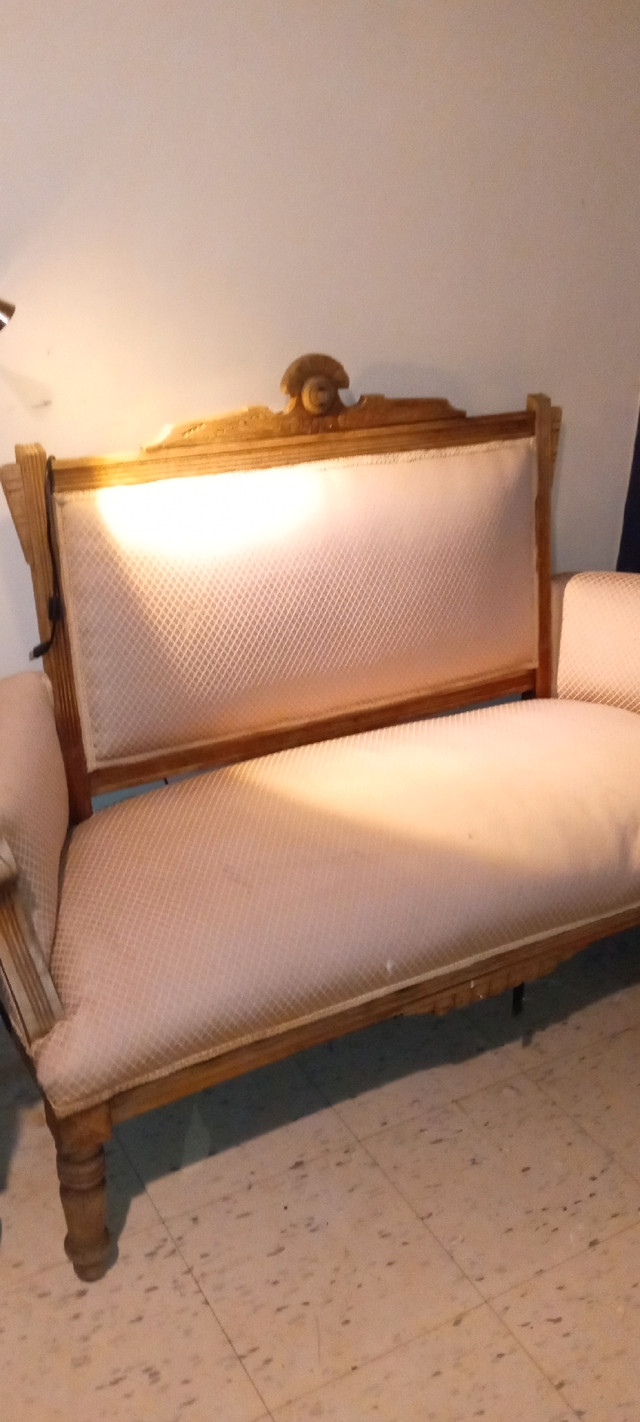 Antique French couch in Home Décor & Accents in Kingston - Image 2
