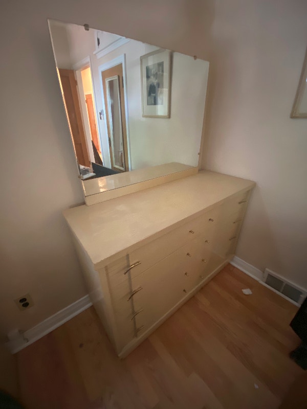 4piece bedroom set for 'double' mattress. (Estate sale) Dressers