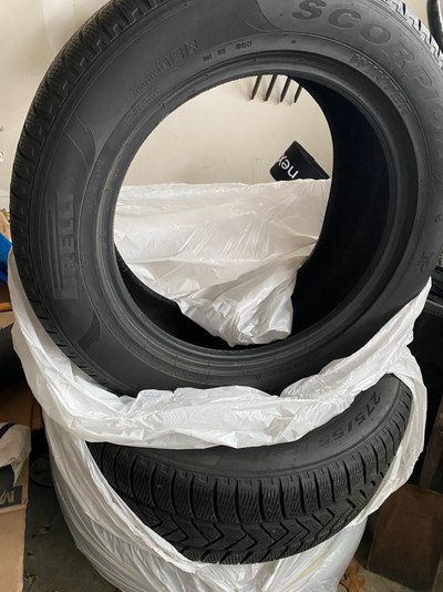 Pirelli Scorpion Winter Tires – Excellent Condition Set of 4 Pirelli Scorpion 275/55R20 117V winter...