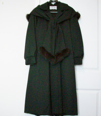 Manteau laine , capuchon, garni de renard noir, 8 ans.  ME-JAY,
