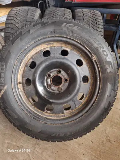 Pneus d'hiver Pirelli 235/55/r17 avec roue d'acier était installé sur un Ford Escape