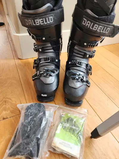 Get ready to conquer the mountain with the DALBELLO PANTERRA 100 BLACK/GREY Ski Boots. These men's s...