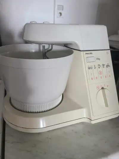 Voici un mélangeur sur socle, robot culinaire / patissier, idéal pour vos besoins de cuisine. Il est...