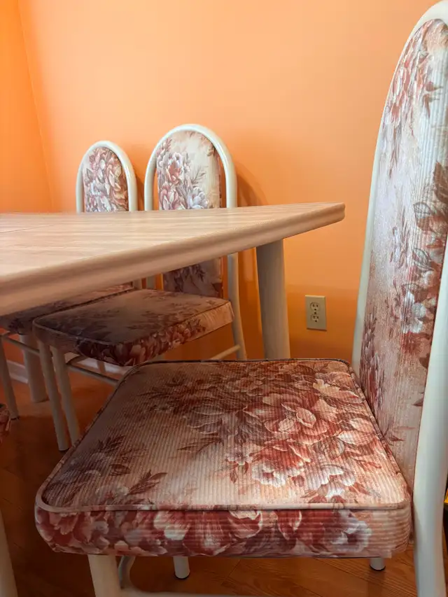 FREE- Vintage extendable dining table and 6  dining chairs in Dining Tables & Sets in Markham / York Region - Image 5
