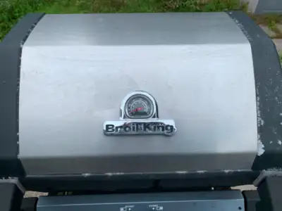 Poêle BBQ Broil King. Usagé, nécessite un nettoyage. Mais en bon état de fonctionnement. Vendu sans...