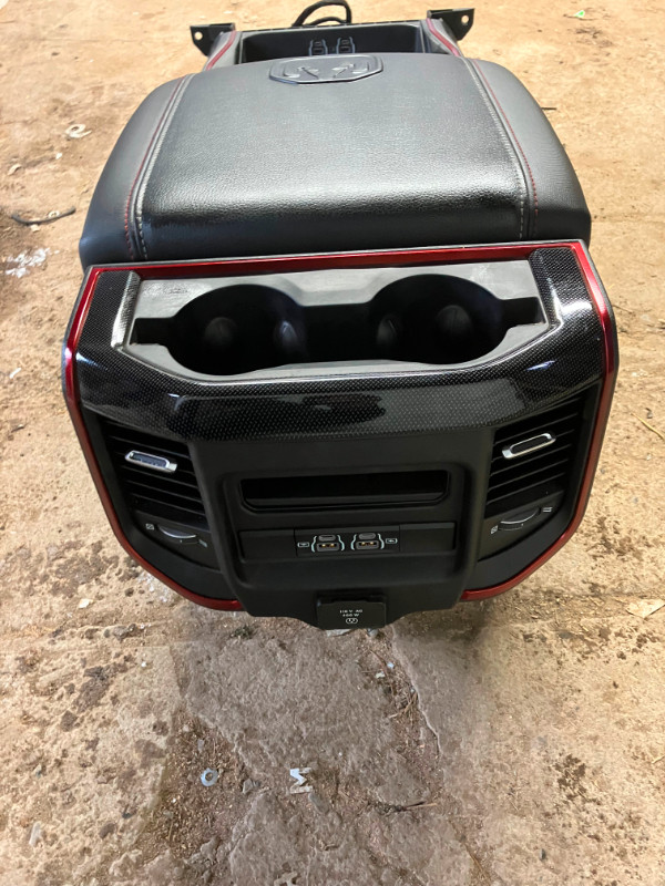 console centrale DODGE RAM 1500 2022 REBEL dans Autres pièces et accessoires  à Saint-Jean-sur-Richelieu - Image 3