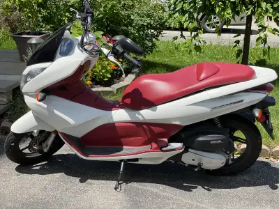 Cruise around town with ease on this used Honda PCX 150 scooter, offering reliability and fuel effic...