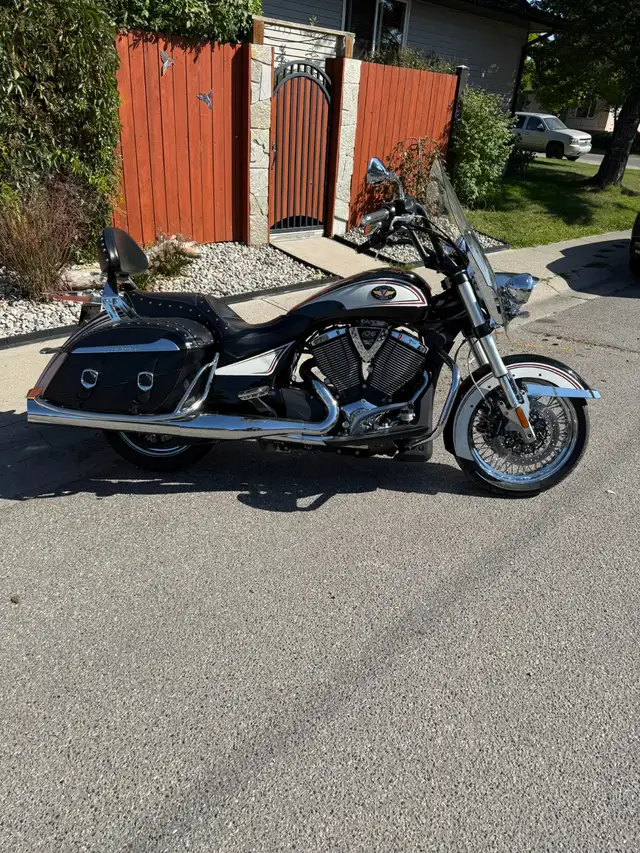 2012 Victory Cross Roads in Street, Cruisers & Choppers in Calgary - Image 2