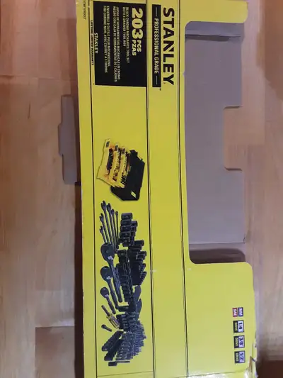 Coffre de rangement impeccable. Sans les douilles et outils Deux disponibles. Prix négociables en lo...