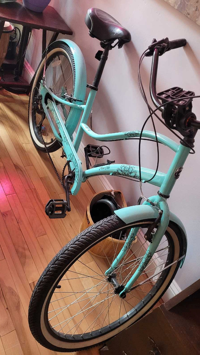 Capix Woman's Pura Vida Cruiser Comfort Bike in Cruiser, Commuter & Hybrid in City of Halifax