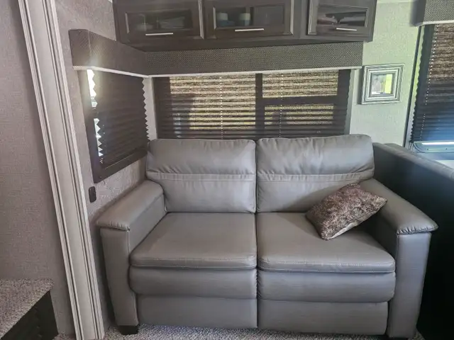 à vendre Fifth Wheel Jayco 2020 35 pieds in Travel Trailers & Campers in Lévis - Image 5