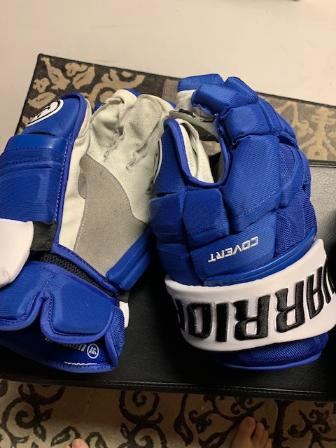 Hockey gloves pro stock in Hockey in Regina