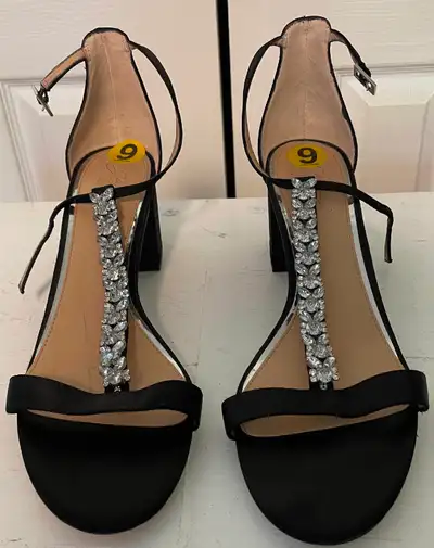 Women's Stylish Shoes, size 9. New, never used. Made by Jewel Badgley Mischka.