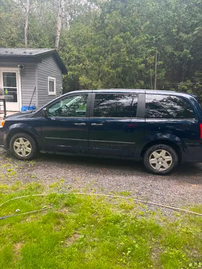 Caravan for sale, in Iroquois Ontario . Good condition.