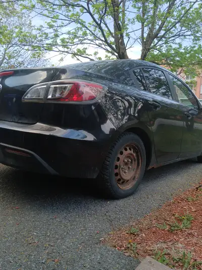 Le véhicule roule bien sauf le bruit de muffler qui a besoin de réparation. Le véhicule est sur pneu...