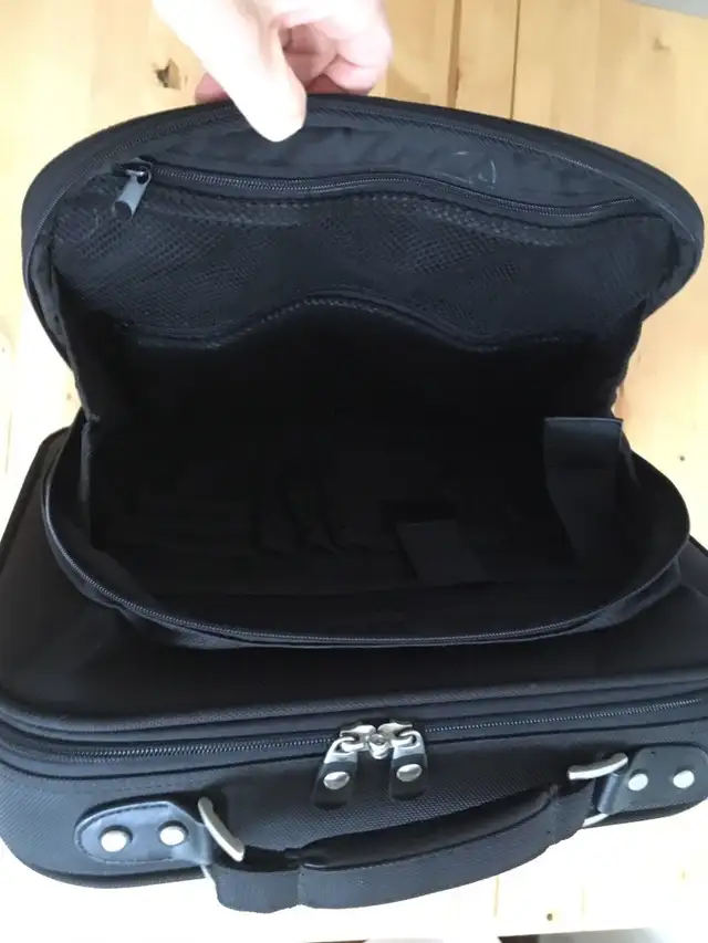 Sac petit portable DELL Small laptop bag in Other in City of Montréal - Image 7
