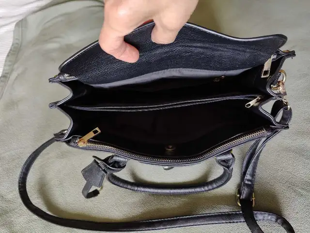 Woman's Black Handbag  in Women's - Other in Mississauga / Peel Region - Image 3