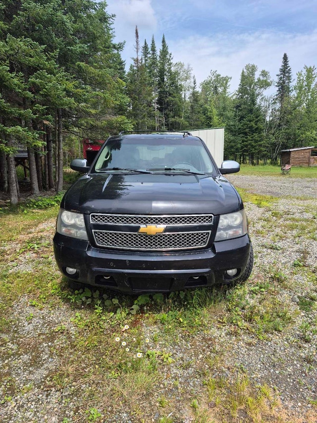 2011 Chevrolet Suburban LTZ — photo 2