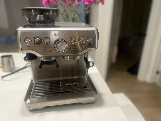 ☕ Breville Barista Express Espresso Machine in Coffee Makers in Ottawa - Image 5