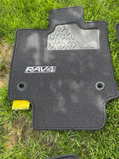 New never used it Toyota RAV4 summer floor mats for years 2019-2020 and other models Offer a reasona...