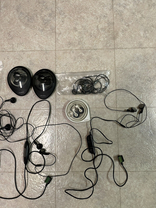 Sony headphones and remotes for sale (Excellent Condition) dans Écouteurs  à Région de Mississauga/Peel - Image 2