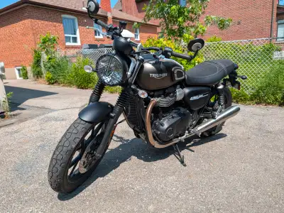 Like-new, stunning 2020 Triumph Street Twin 900 with very low KMs. Great bike for beginners, easy to...
