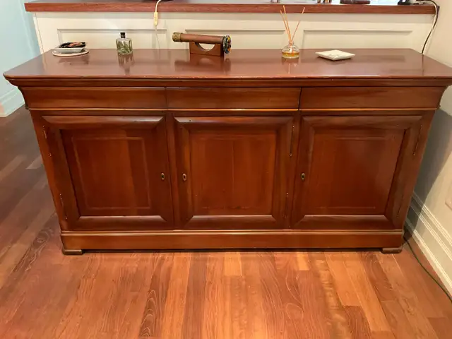 Solid wood sideboard in Hutches & Display Cabinets in City of Toronto - Image 2