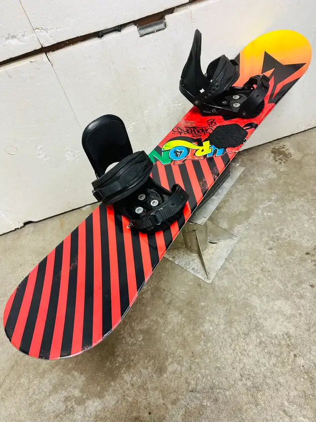 Burton snowboard 130 cm with Burton S/M bindings in Snowboard in Markham / York Region - Image 4