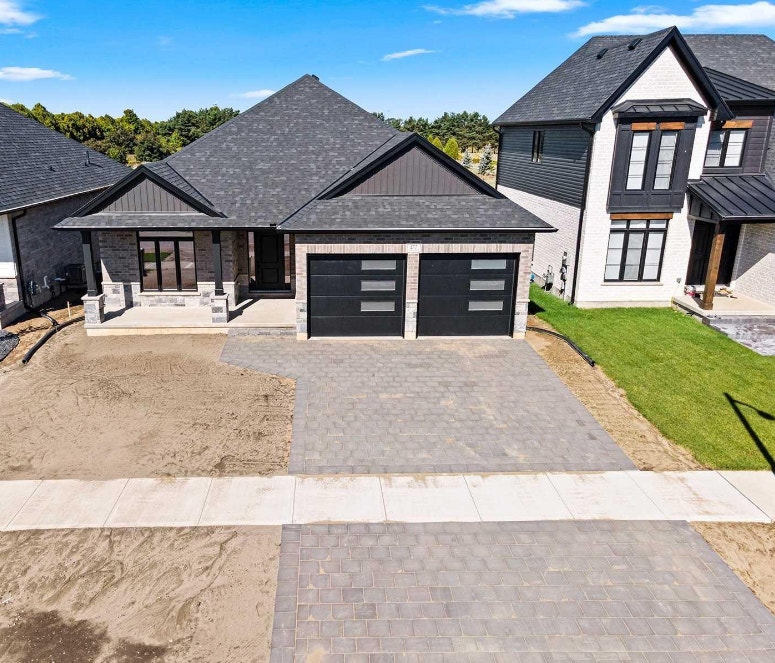 5 BED, 3 FULL BATHROOM, UPGRADE FINISHES IN KITCHEN AND BATHROOM