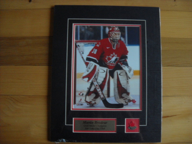 Photo Martin Brodeur médaille d'or Salt Lake City 1 2.5'' x 16'' dans Art et objets de collection  à Saguenay