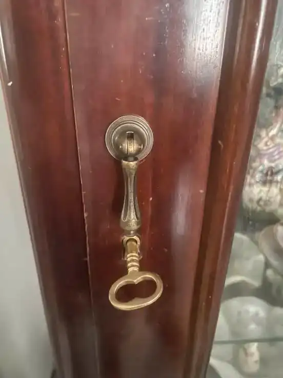 Antique Mahogany China Cabinet – Queen Anne Style w/ Brass Key in Arts & Collectibles in City of Toronto - Image 7