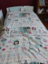 Girl's twin comforter and 2 pillowslips