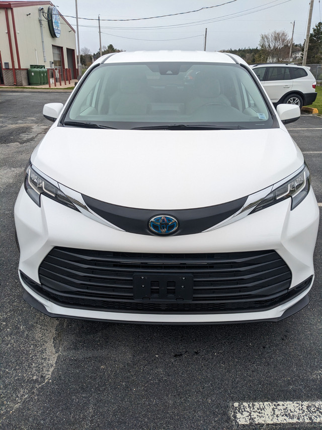 RARE 2021 Toyota Sienna LE 8-passenger LOW KMs in Cars & Trucks in Bridgewater - Image 2