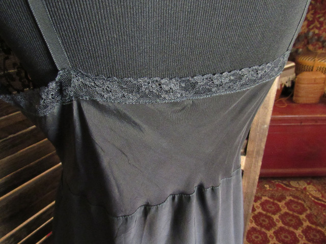 #70 Vtg Blk Silk Embroidered Sexy Lacey Slip Sm-Md in Women's - Other in Oshawa / Durham Region - Image 2