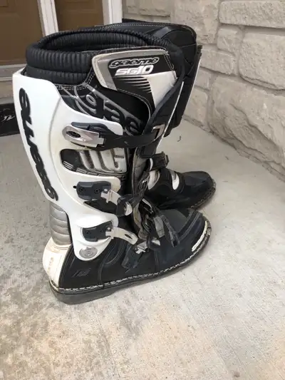 Excellent condition, very little use. Size13. Provide excellent protection for motocross, riding, or...