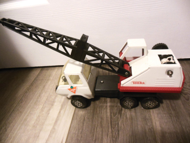 RARE RETRO VINTAGE TONKA CANADIAN TIRE TOW TRUCK CRANE TOY in Toys & Games in Stratford
