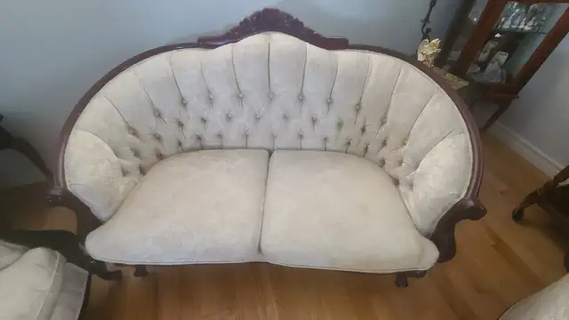 French provincial livingroom set in Couches & Futons in Napanee - Image 4