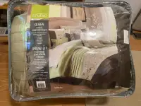 Brand New 7 pieces comforter set