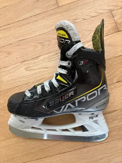 - size 1D (fits size 2-2.5 shoes) - used for part of one season - original unused sharpened blades -...
