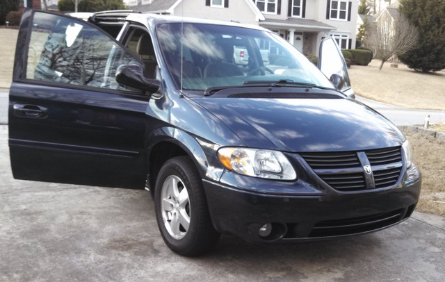 2007 Dodge Grand Caravan SXT - WHEELCHAIR Van in Cars & Trucks in City of Toronto - Image 2