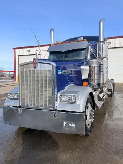 2005 kenworth w900l for a sale. comes witha fresh safety does not need any work. rubber is in excell...